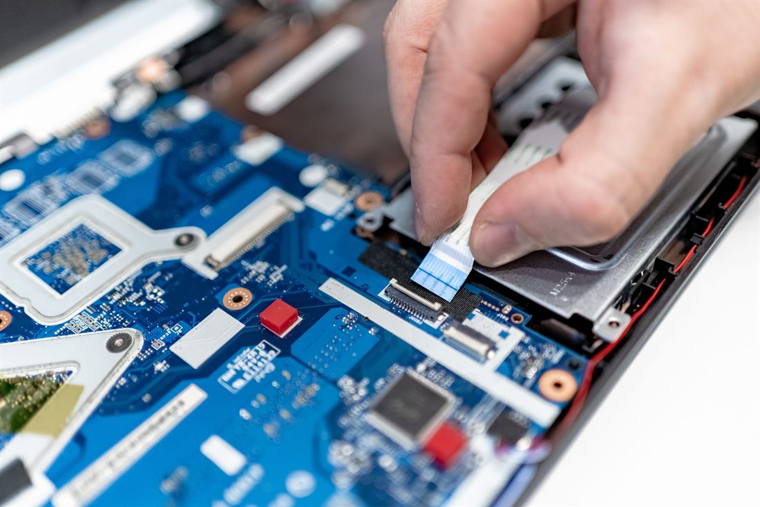 IT-Support im Tösstal – SGComputers Techniker repariert ein Notebook