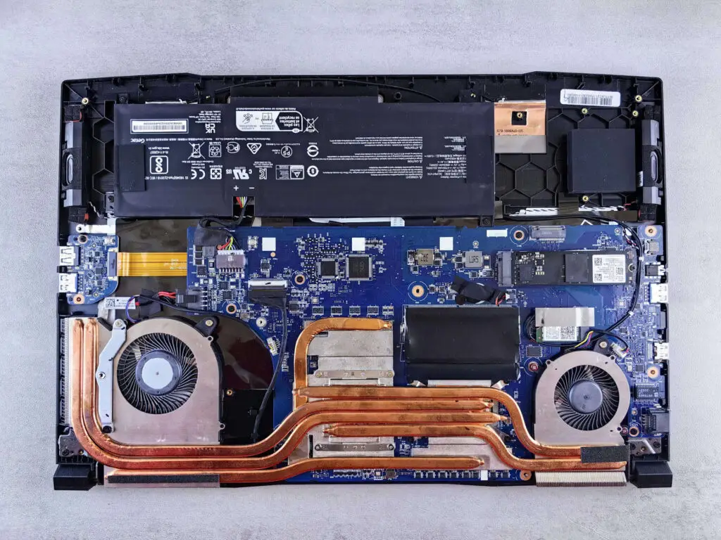 PC zu alt für Windows 11: aufgeschraubter Laptop in der SGComputers-Werkstatt